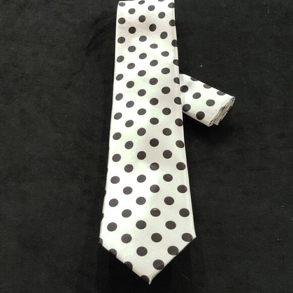 MEN'S ST. PATRICK WHITE/BLACK POLKA DOT TIE AND POCKET SQUARE SET. - Picture 1 of 5